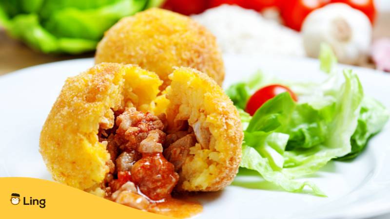 Arancino mit Ragout und Tomatensauce zubereitet. 