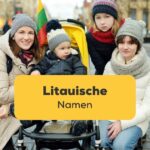 Litauische Mutter sitzt um Kinderwagen mit ihren drei Kindern, welcher einen litauischen Namen tragen. Finde die schönsten litauischen Namen mit der Ling-App