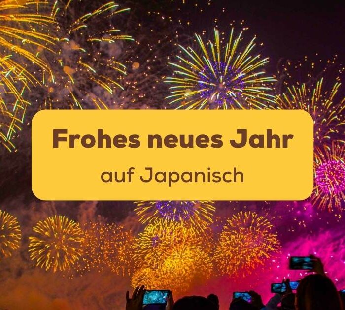 Feuerwerk im Hintergrund, im Vordergrund der Titel des Blogposts: ein Frohes neues Jahr auf Japanisch