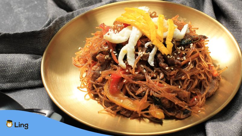 Koreanisches Nudelgericht Japchae