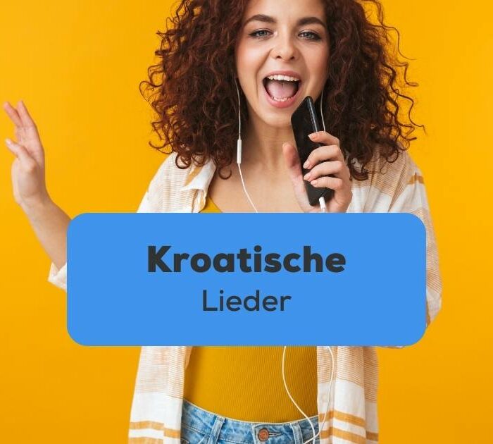 Brünette Frau mit Kopfhörern und hält Handy in der Hand wie ein Mikrofon und singt kroatische Lieder