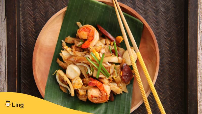 Teller mit gebratenen Nudelgericht Char Kuez Teow aus Malaysia