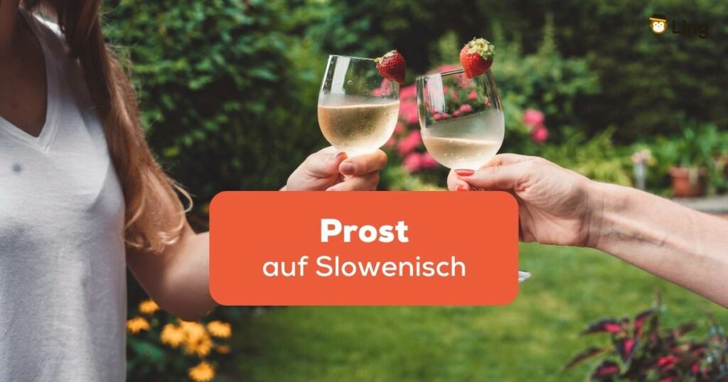 Zwei Frauen stossen mit Sektgläsern in Slowenien an und sagen Prost auf Slowenisch
