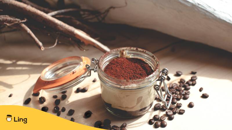 Weckglas mit leckerem italienischen Tiramisu, um das Glas liegen Kaffeebohnen