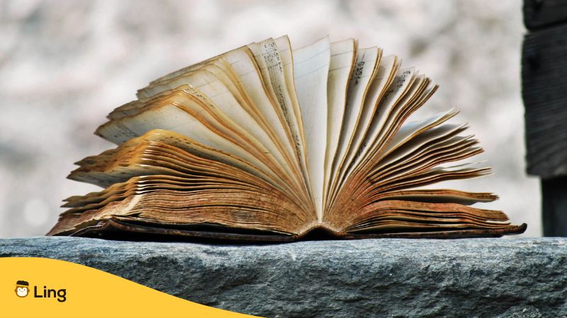 Altes Buch mit verbreiteten Mythologien in der albanischen Literatur